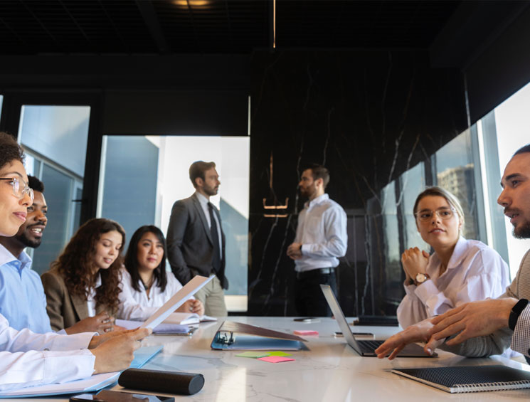 Con un marco que conecta todos los puntos